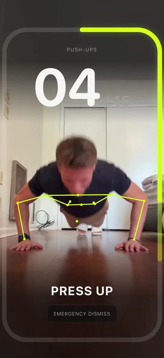 The Wakeletics workout screen counting push-ups, with 4 on the counter