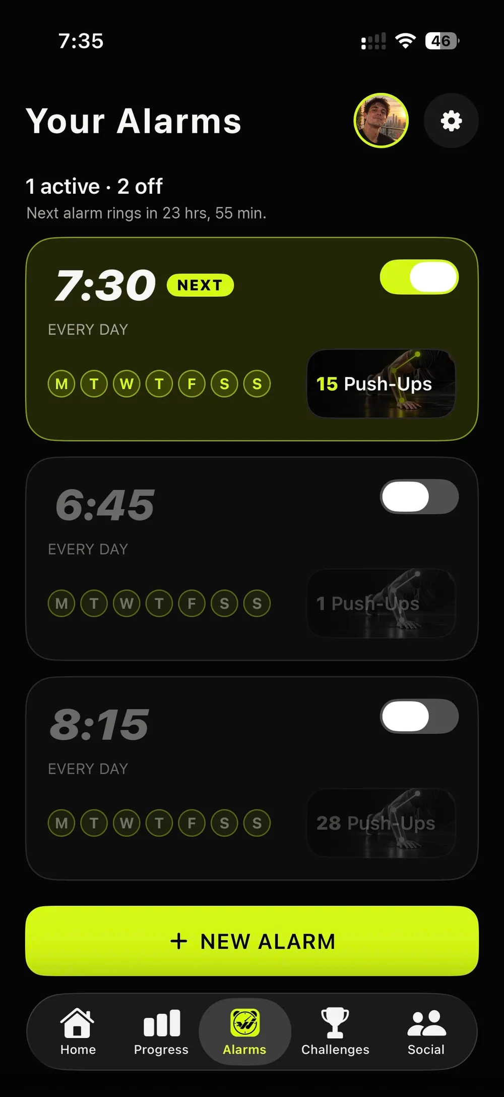 The Wakeletics alarm list: 7:30 with 15 push-ups switched on, 6:45 and 8:15 switched off
